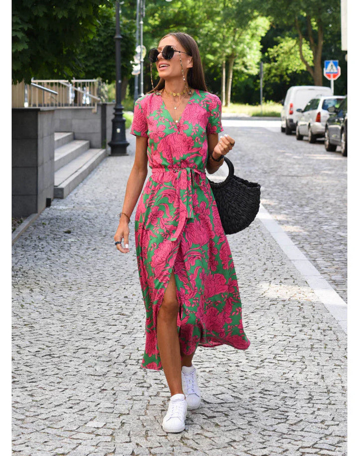 Julia - Elegant dress with V-neck and shaping cut