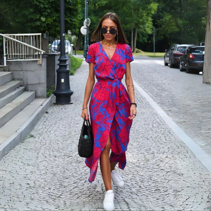 Julia - Elegant dress with V-neck and shaping cut