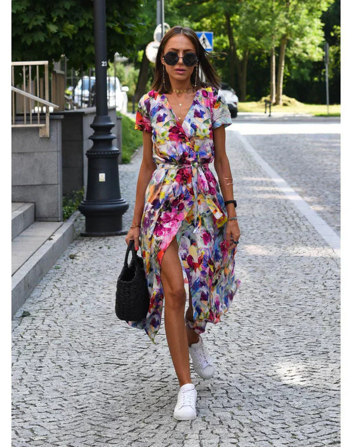 Julia - Elegant dress with V-neck and shaping cut